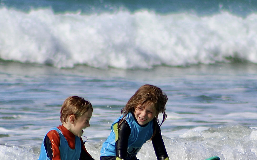 Le surf, un sport pour les enfants : des premiers pas dans l’eau aux premières vagues
